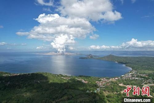 中国侨网图为26日上午塔尔火山喷发时航拍图。中新社发 庄稼摄