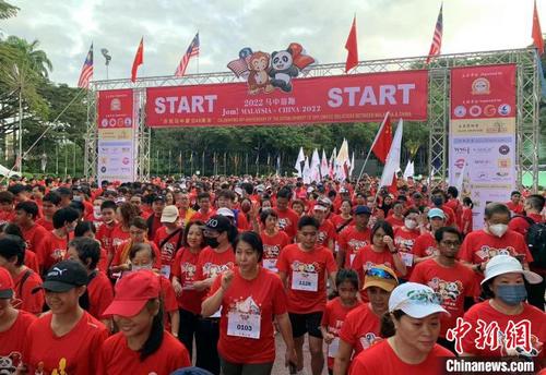 中国侨网约2000民众参与当日友谊跑活动　沙巴马中联谊协会供图