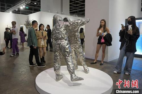 中国侨网市民到艺术展观赏展品。 陈永诺 摄
