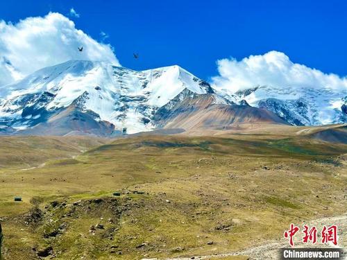 青海阿尼玛卿：圣洁雪山与蓝天白云“共舞”