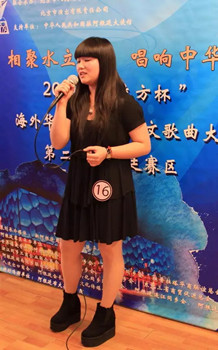 中国侨网13强第一名选手陈静，出色的发挥赢得全场热烈的掌声
