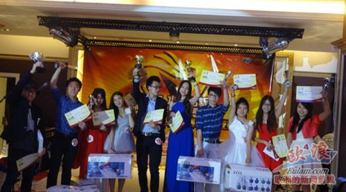 中国侨网图为获奖选手们庆贺胜利。（西班牙欧浪网）