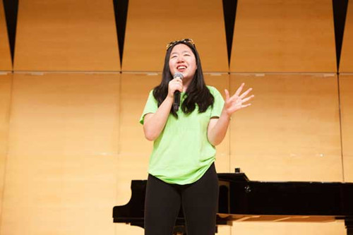 7月24日，澳洲华裔青少年选手毕楠溪在当日的训练中演唱。（澳大利亚澳洲网/李亮