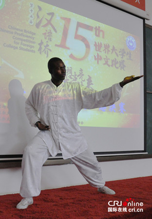 才艺展示环节中郭飞龙在表演太极拳.