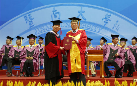 暨南大学胡军校长为唐根基颁发毕业证书