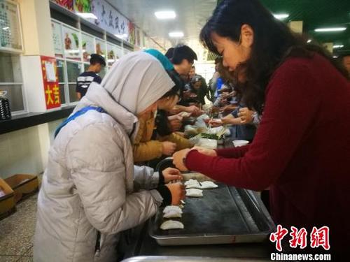 中国侨网资料图：留学生在中国老师指导下包饺子。　王媛 摄