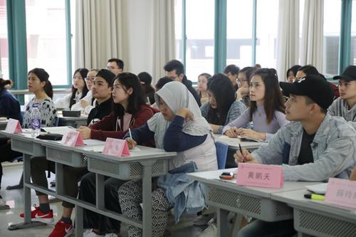 中国侨网新学期，各学院将继续以各类形式加强学风建设。图为华文学院为学生设立桌牌。