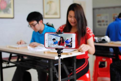 中国侨网外国政府官员中文学习班学员通过直播平台向远在泰国朋友直播纸织画