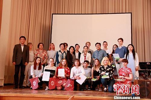中国侨网当地时间6月16日，第11届“汉语桥”世界中学生中文比赛德国区决赛在德国莱比锡举行。图为参赛选手和嘉宾、评委合影。中新社发 钟欣 摄
