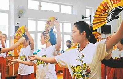 中国侨网图为“中国寻根之旅·魅力北京”戏曲营小营员们正在体验戏曲身段。 （中国戏曲学院供图）