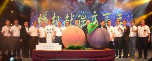 中国侨网蟠桃献瑞庆百年，百年薪火耀日新。（图片来源：马来西亚《星洲日报》）