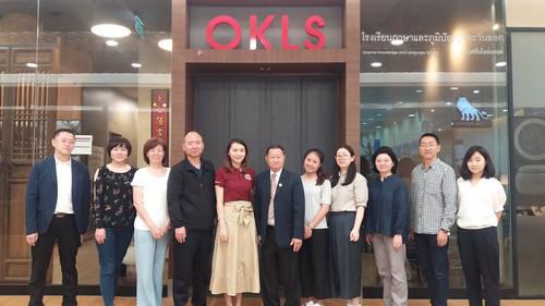 中国侨网代表团与泰国曼谷语言学院领导及外派教师合影