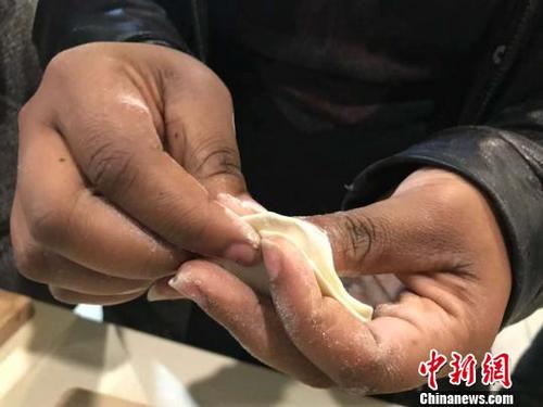中国侨网外国青年学习包饺子。　胡健　摄