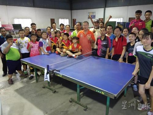 中国侨网瓜拉姆拉及铅区乒乓团队在前往比赛前来张大合照。（马来西亚《星洲日报》）