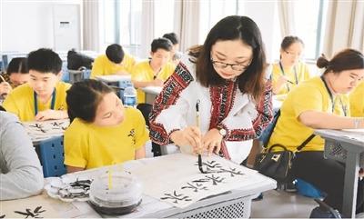 中国侨网　泰国华裔青少年在华侨大学学习中国书法。 　　王柳元摄