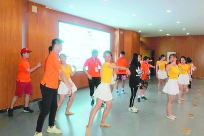 中国侨网中印青少年手拉手，载歌载舞话友好。 陈华斌 摄