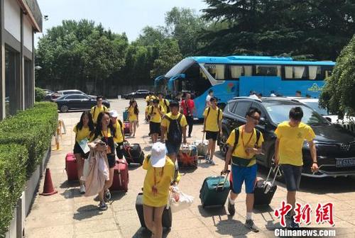 中国侨网7月28日，57名海外华裔青少年在江苏扬州开启大运河文化体验之旅。　崔佳明　摄