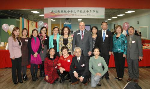 中国侨网希林协会主席杨八林(立者右二)与嘉宾共庆希林校成立30年。(简丽琦/摄)