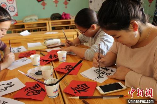 中国侨网图为孔子课堂上课现场。　署光供图　