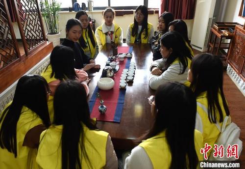 中国侨网图为缅甸华裔青少年在重庆学习茶艺。　周毅　摄
