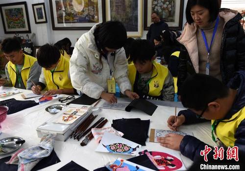 中国侨网图为老师向华裔青少年教授版画制作。　周毅　摄