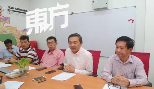 中国侨网黄思汉（右2）召开记者会，汇报培明华小搬迁计划的最新进展。（马来西亚《东方日报》/徐慧美 摄）