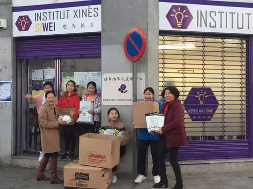 中国侨网西班牙思为教育的老师们采购物资运回中国。（图片来源：中国华文教育基金会）