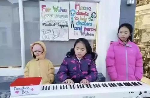 中国侨网学生们参加义演为祖（籍）国筹款。（图片来源：中国华文教育基金会）