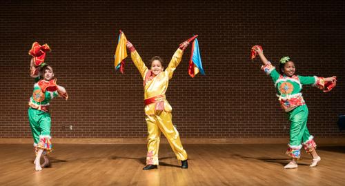中国侨网大秧歌《舞起来》获得k-8年级组文化类冠军。(美国《世界日报》/李君兰 摄)