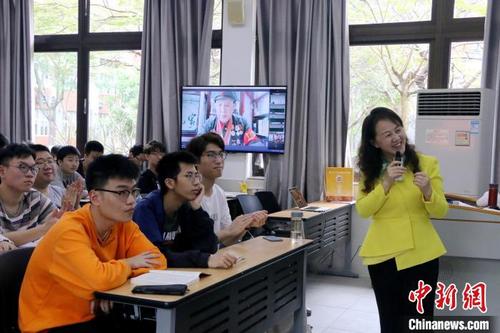 中国侨网精彩的课堂内容吸引同学们全神贯注听讲。　厦门大学供图