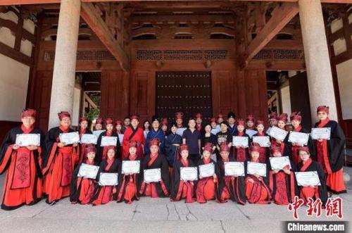 中国侨网图为获得认证的“汉服汉礼典仪官”的两岸青年一同合影留念。吕明摄