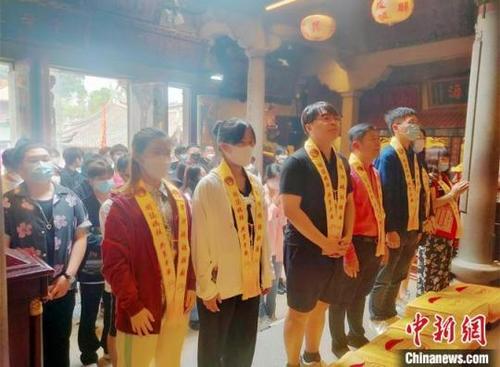 中国侨网华侨大学44名来自海峡两岸暨港澳的大学生向妈祖行三献礼。　高亚成 摄