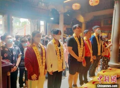 中国侨网华侨大学44名来自海峡两岸暨港澳的大学生向妈祖行三献礼。 高亚成 摄