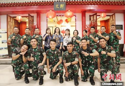 中国侨网图为孔院老师与军人学员们合影。　王军 供图