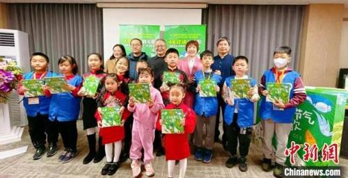 中国侨网主创、部分嘉宾与诵读的小朋友合影 接力出版社供图