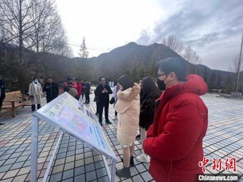 中国侨网图为此次活动受邀嘉宾参观三江源纪念碑。李江宁摄