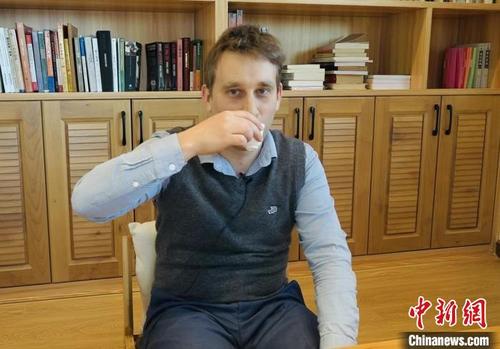 中国侨网喜欢喝茶的司马文斐。 何浠 摄