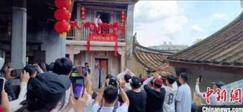 中国侨网外国留学生体验抛绣球招亲。漳浦外办供图。