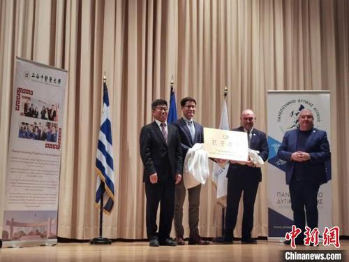 中国侨网希腊西阿提卡大学孔子学院揭牌。　上海中医药大学供图