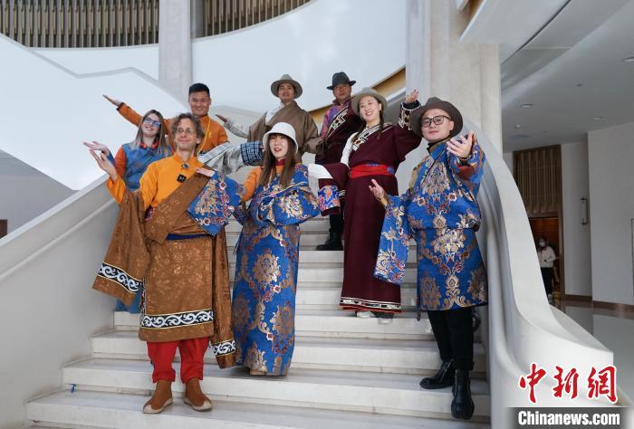 中国侨网图为中外文旅达人展示精美的藏族服饰。马铭言 摄