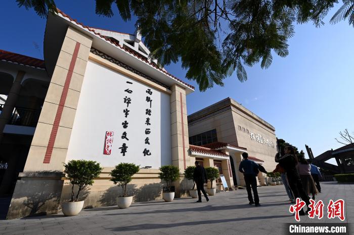 中国侨网图为参访者前来林语堂纪念馆参观。中新网记者 张金川 摄