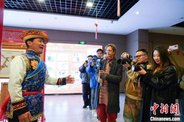 中国侨网图为中外文旅达人聆听青海花儿演唱并进行拍摄。 马铭言 摄