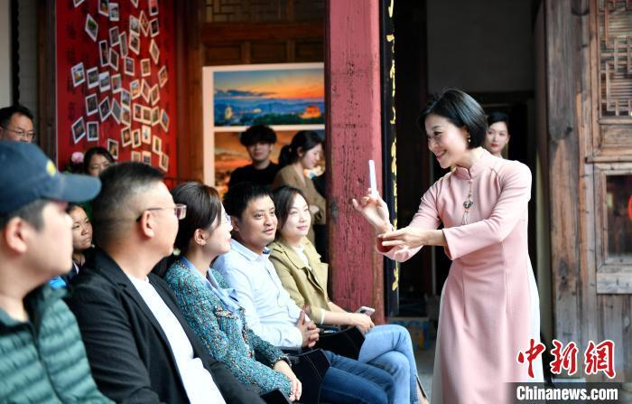中国侨网图为“非遗”闽剧传承人、一级演员林颖现场教学闽剧表演动作。中新网记者吕明摄
