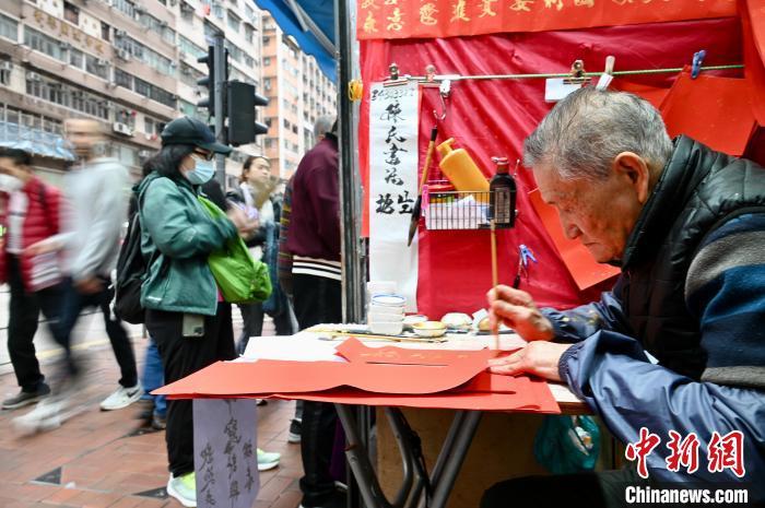 英国伦敦股市《金融时报》100种股票平均价格指数24日上涨