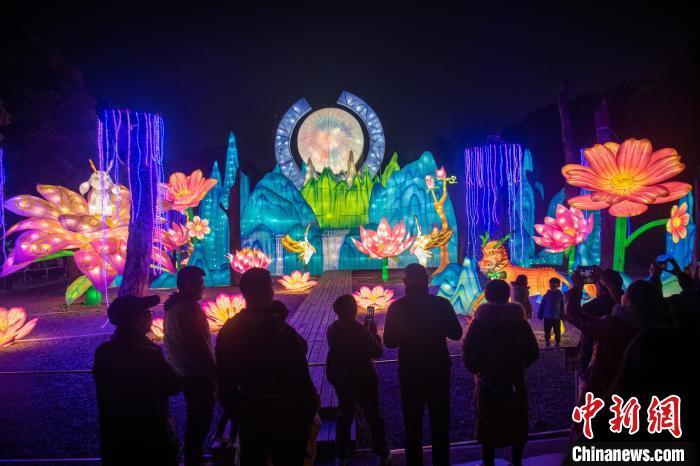 中国侨网2024成都金沙太阳节吸引游人。记者 张浪 摄