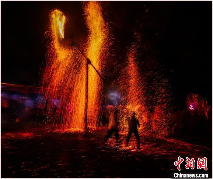 福建畲村上演特色民俗火凤凰
