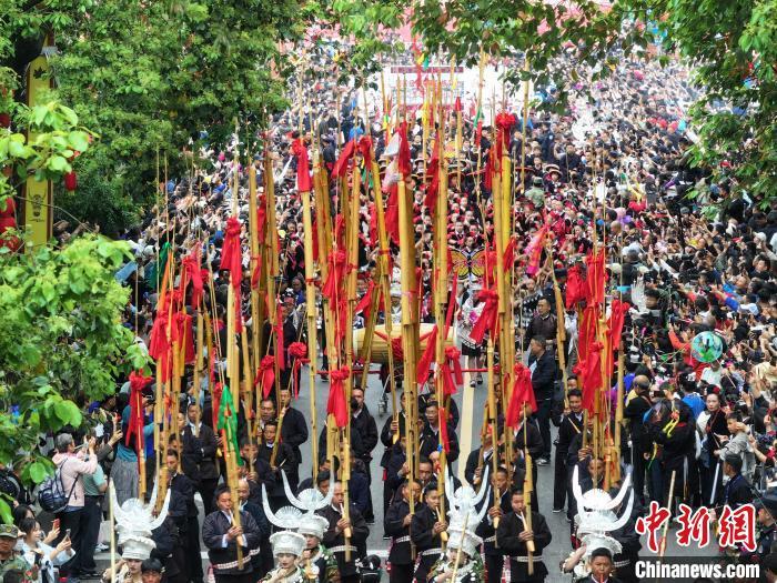 中国侨网4月21日，航拍穿着苗族盛装的巡游队伍。（无人机照片）吴大平 摄