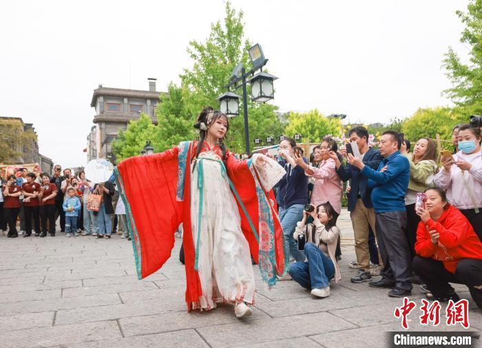 中国侨网汉服舞蹈表演吸引游客打卡拍照。记者 贾天勇 摄