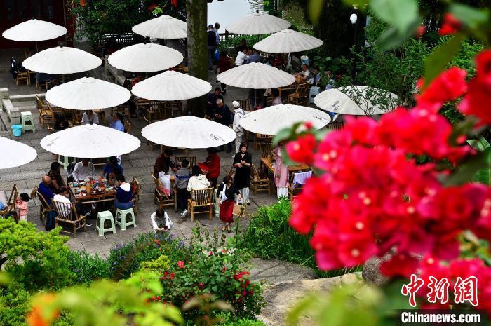 中国侨网图为民众在福州黎明湖公园里的“大众茶馆”饮茶、休憩。 中新网记者 张斌 摄