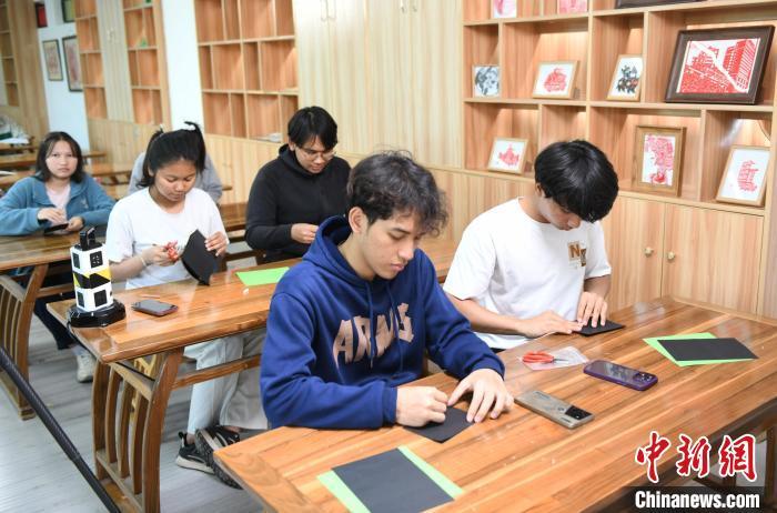 斯县设备施工车辆来往脱越